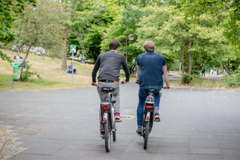 Zwei Menschen auf Fahrrädern