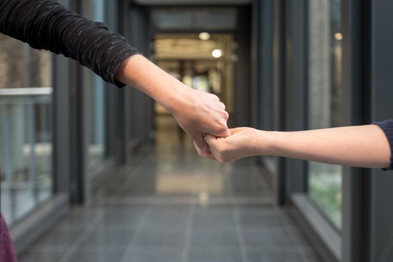 Eine rechte Hand schüttelt eine linke Hand