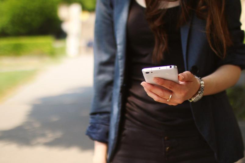 Person mit Smartphone in der Hand