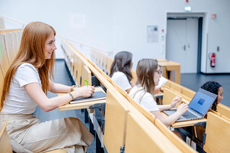 Studentin sitzt im Hörsaal. 