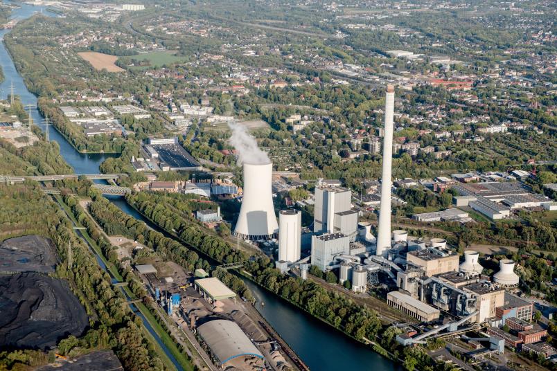 Qualmende Industrieschornsteine