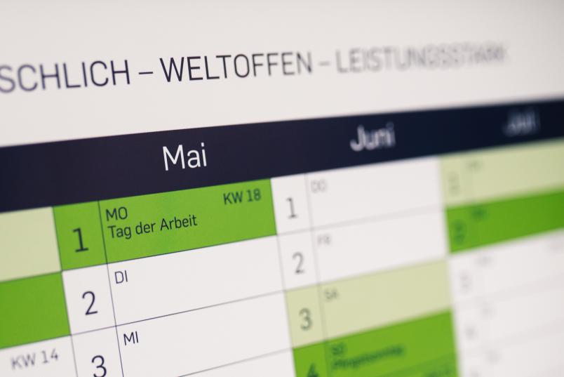 Jahresplaner mit dem Monat Mai im Vordergrund