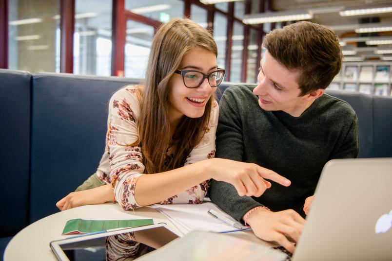 Studierende vor einem Laptop