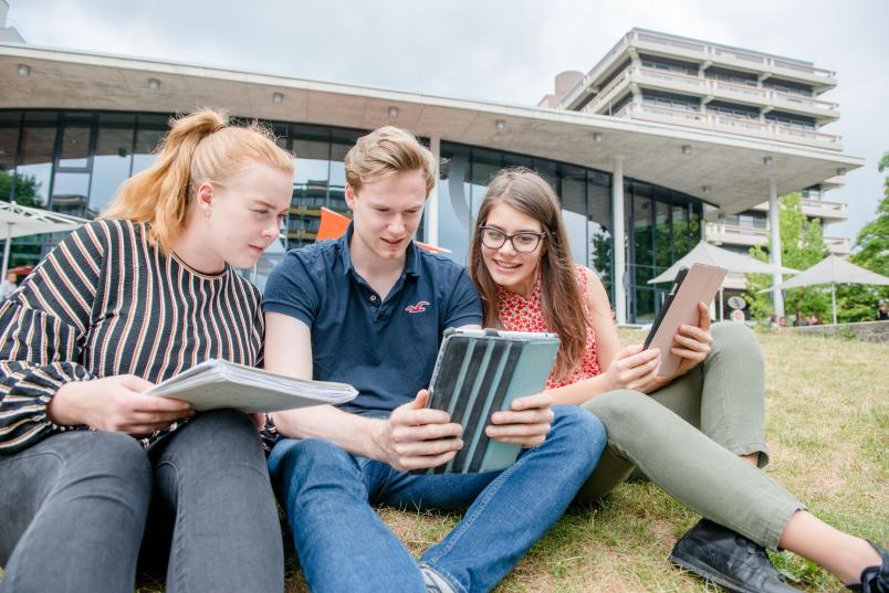 Studierende lernen.