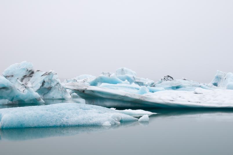 Eisschollen auf Wasser