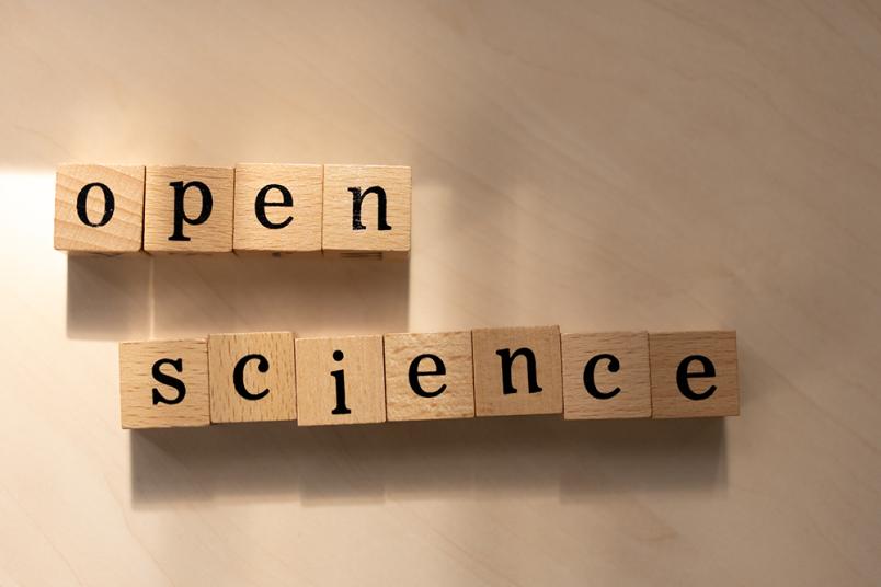 Buchstabenwürfel mit Begriff "Open Science"