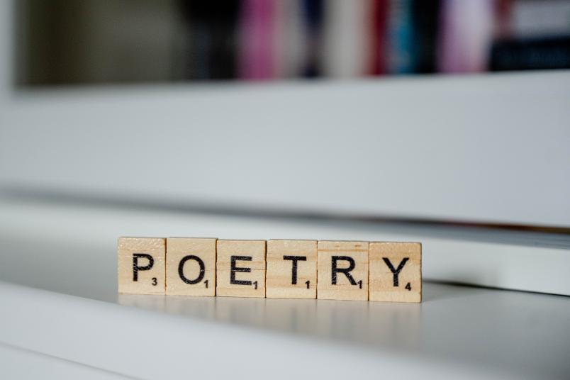 Das Wort "Poetry" aus Scrabble-Steinen