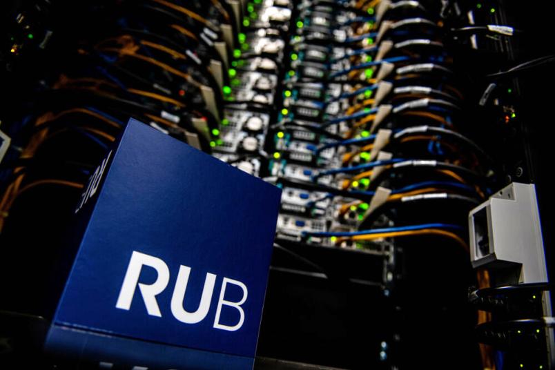 Serverraum mit RUB-Logo