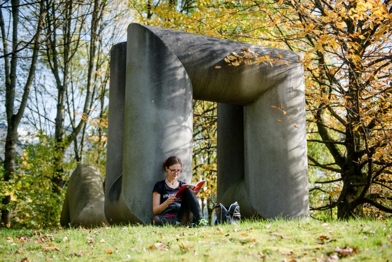 Gräsel-Plastik Tor und Doppelwinkel am Querforum West auf dem Campus der RUB