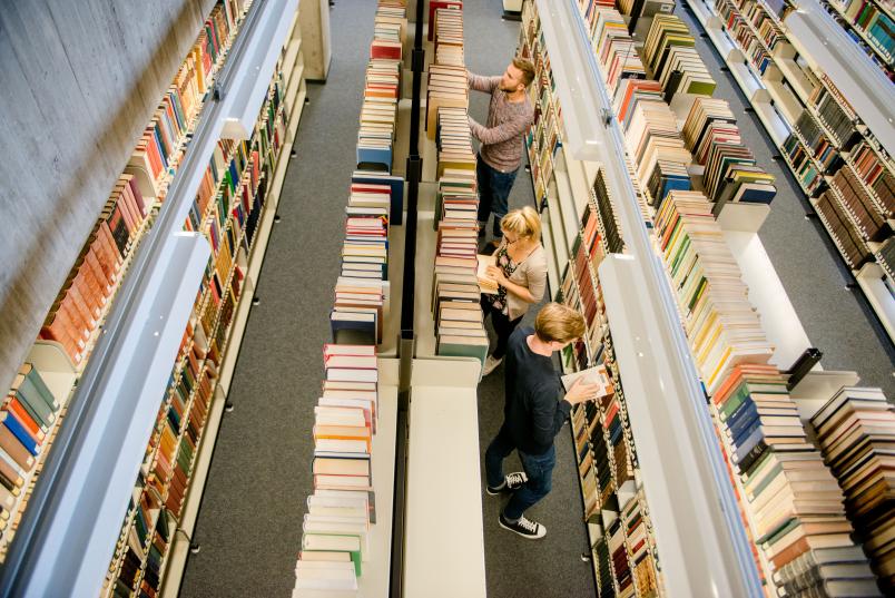 Buchregale in der Bibliothek