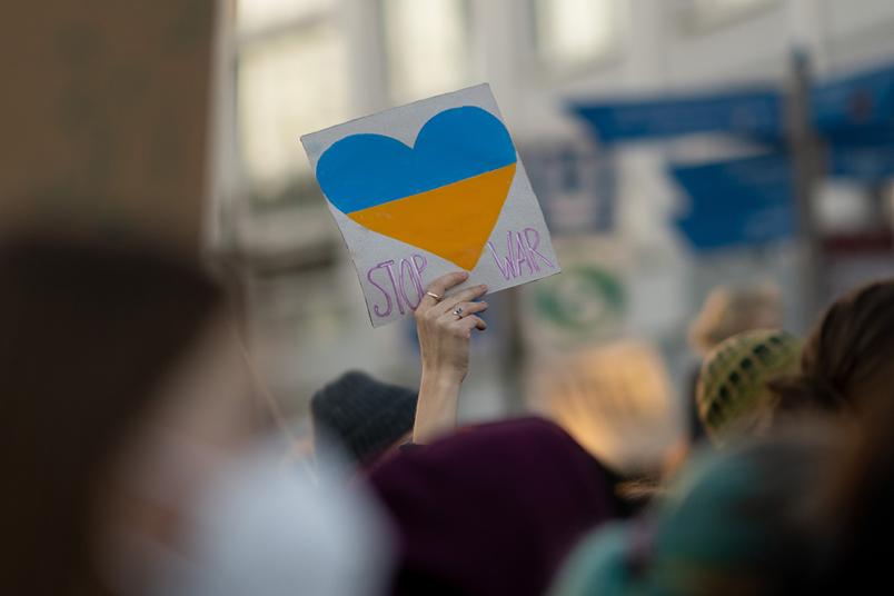 Schild mit ukrainischer Flagge und der Aufschrift "Stop War"