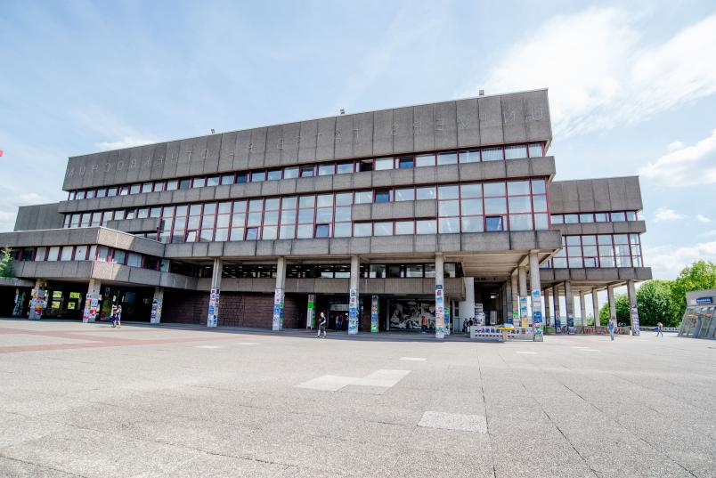 Das Gebäude der Universitätsbibliothek Bochum bei Sonnenschein