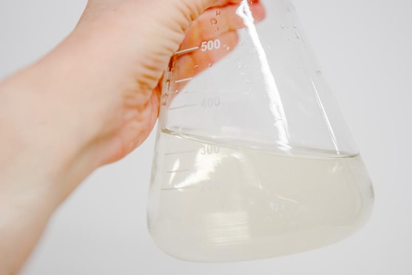 Wasser in einem Erlenmeyerkolben