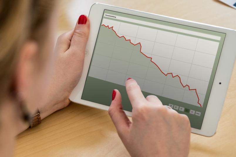 Tablet mit sinkendem Aktienkurs