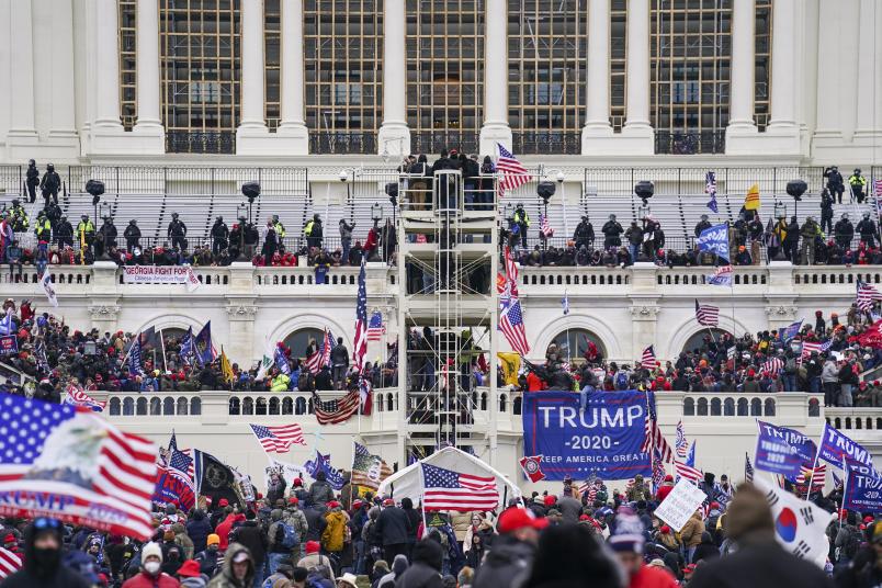Menschen mit Trump-Flaggen stürmen das Kapitol