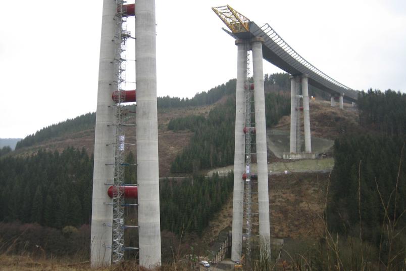 Brücke im Bau mit Vorbauschnabel