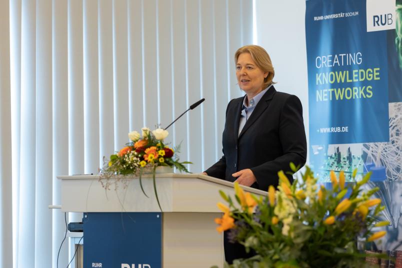 Bundestagspräsidentin Bärbel Bas steht an einem Rednerpult in der Ruhr-Universität Bochum