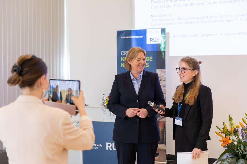 Die Präsidentin des Deutschen Bundestags war bei ihrem Besuch an der RUB eine gefragte Gesprächspartnerin.