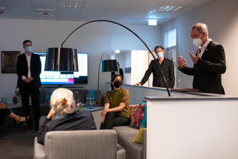 Rektor Prof. Dr. Axel Schölmerich (rechts), von Haus aus Experte für Entwicklungspsychologie, unterstreicht im Gespräch mit der Ministerin die Stärken am Standort Bochum.