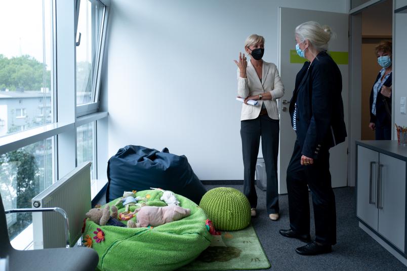 Isabel Pfeiffer-Poensgen hat bei einem Rundgang die Therapieräume und Labore des Forschungs- und Behandlungszentrums kennengelernt.