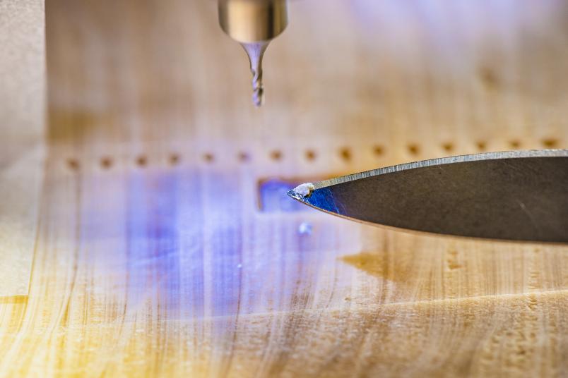Computergesteuerte Fräse mit Pulver auf einer Messerspitze