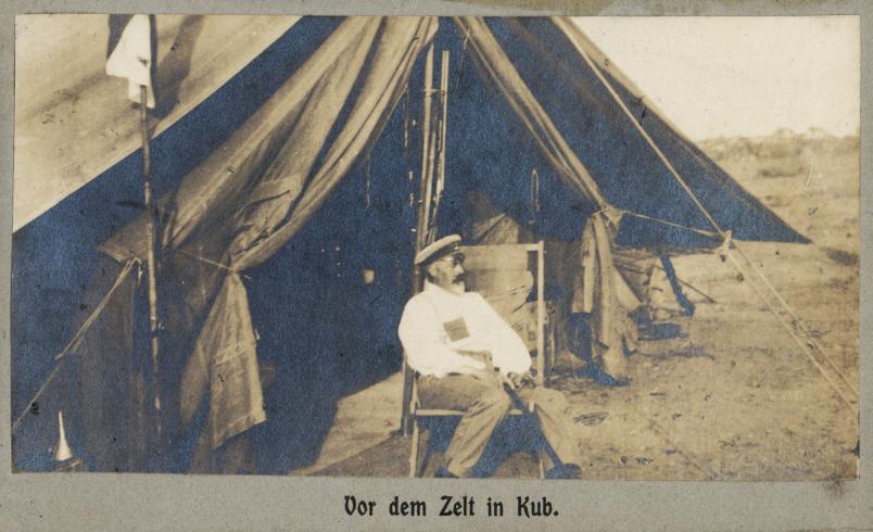 Historisches Foto von Lothar von Trotha vor einem Zelt