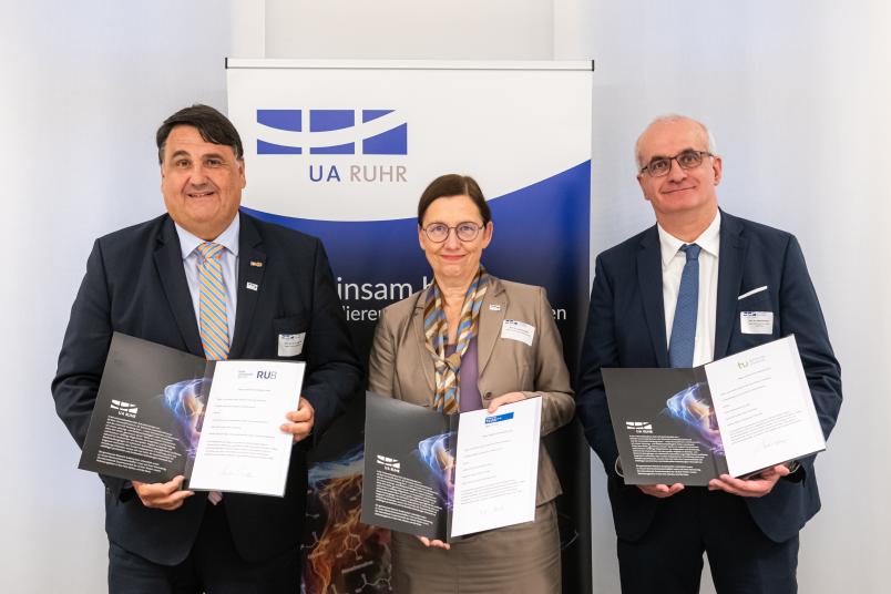 Gruppenbild mit Martin Paul, Barbara Albert und Manfred Bayer (von links) bei der Unterzeichnung der Magna Charta Universitatum