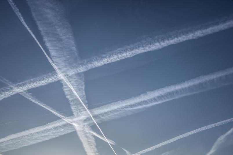 Flugzeugspuren am Himmel