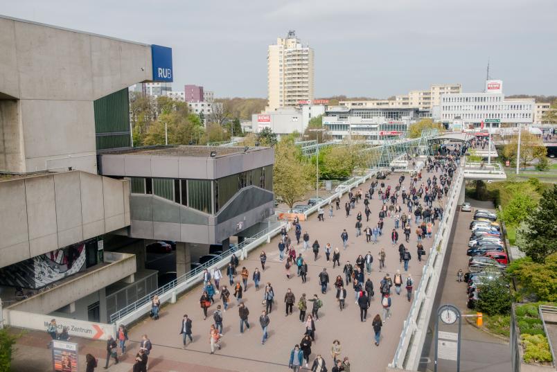 Blick auf die volle Unibrücke