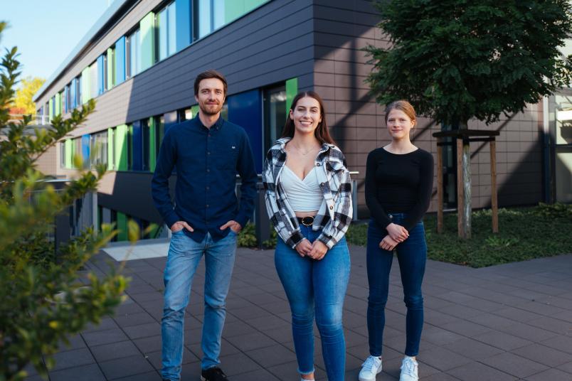 Personengruppe vor dem Hörsaalzentrum des St. Josef Hospitals