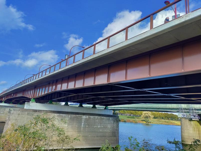 Blick auf eine Brücke von unten