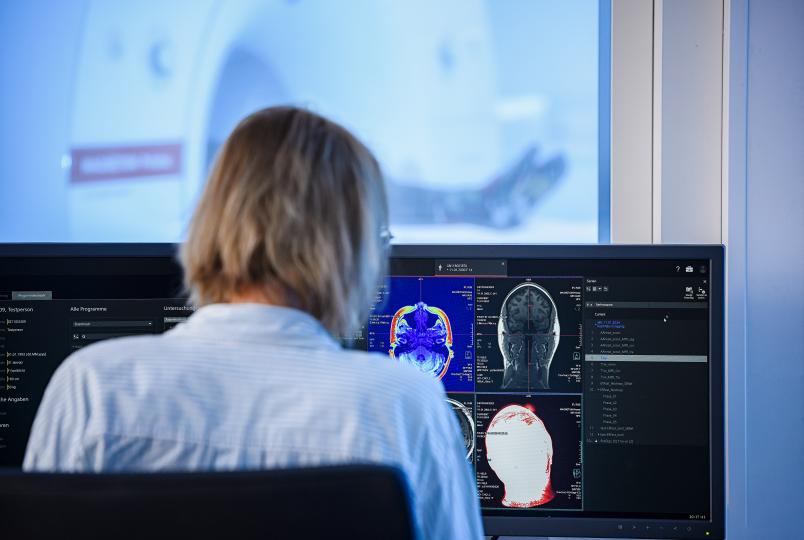 Forscherin wertet MRT-Scans aus