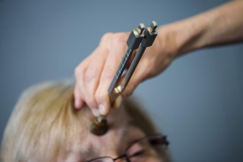 Stimmgabel auf der Stirn