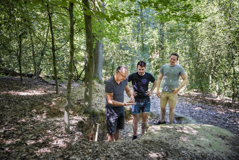 Drei Forscher im Wald