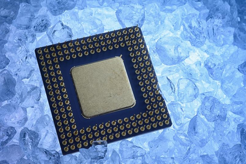 Computerchip auf Eiswürfeln