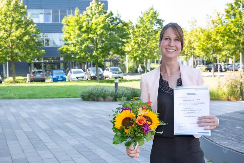 Porträt Stephanie Pfänder mit Urkunde