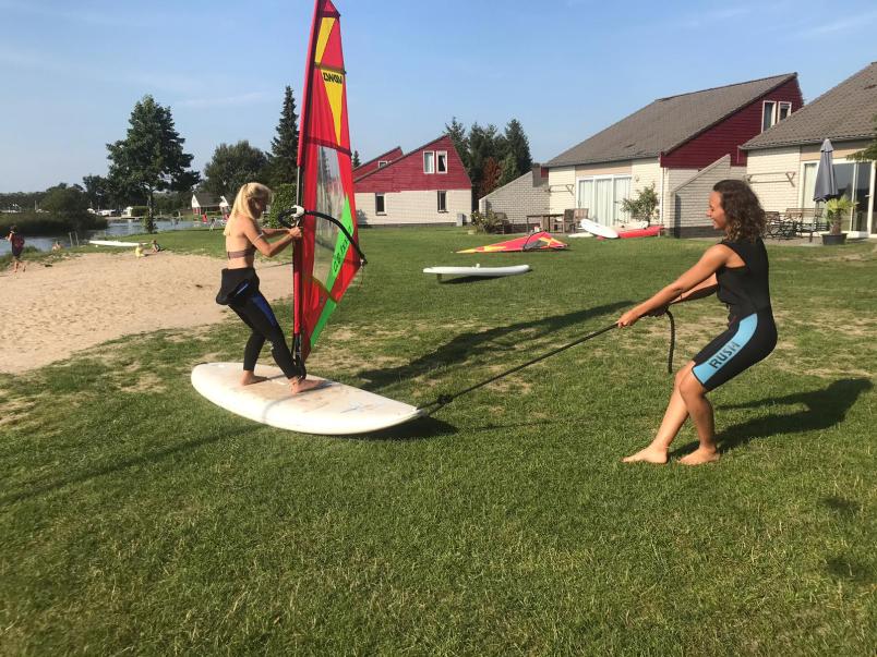 Surfbrett auf der Wiese