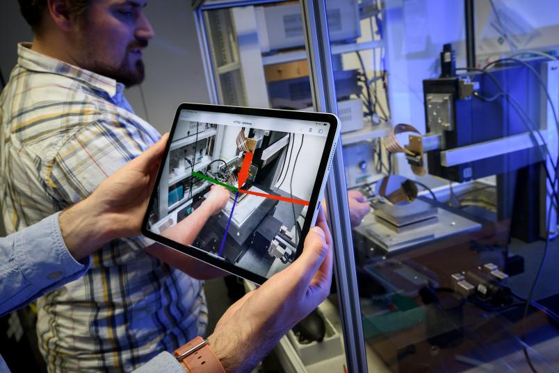 Forscher mit Tablet an Versuchsstand