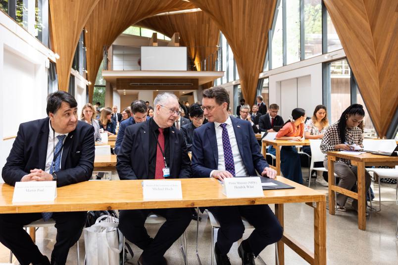 Prof. Dr. Martin Paul, Prof. Dr. Michael Hoch, Ministerpräsident Hendrik Wüst (von links)