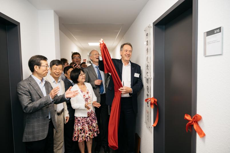 Der Rektor enthüllt die Kalligraphie von Prof. Dr. Liu Zhao als Logo für das neue Zentrum. 