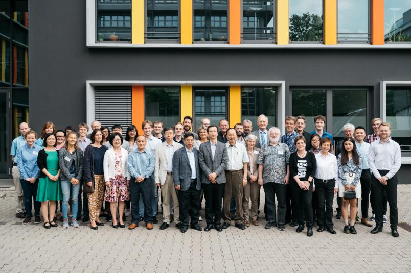 Gruppenbild: Internationale Gäste sind nach Bochum gekommen und tagen an der RUB. 
