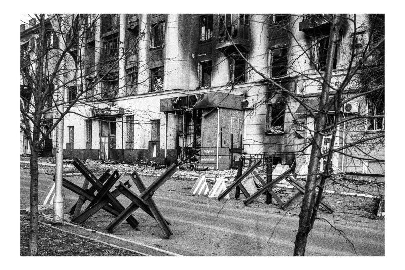 Foto von Zerstörung in der ukrainischen Stadt Bachmut: Fassaden und Straßensperren