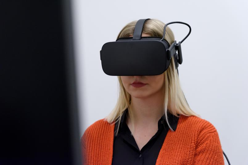 Frau mit VR-Brille