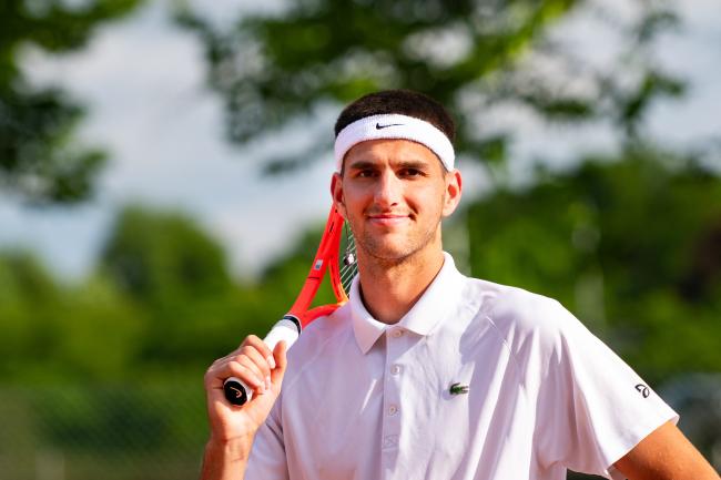 Nino Toto tritt für die Ruhr-Universität im Tennis an.