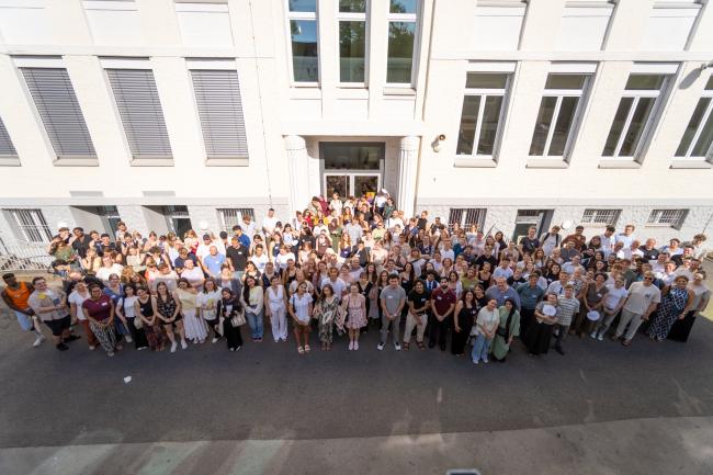 Gruppenbild mit den 70 neuen Stipendiatinnen und Stipendiaten im Lehramtsstipendium Ruhr