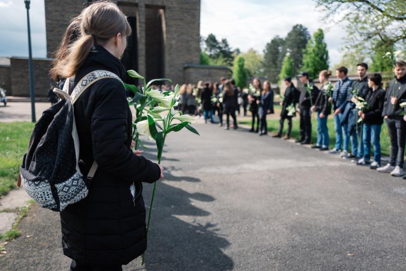 Trauerfeier für Körperspender, Studierende stehen Spalier