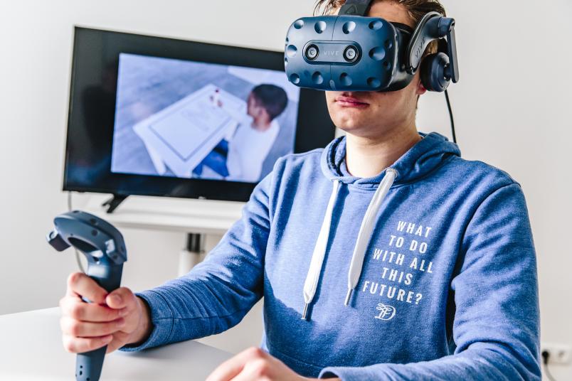 Mensch mit VR-Brille