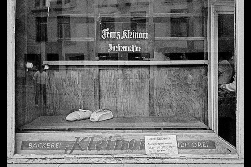 Fotokunst: Leeres Schaufenster in der DDR