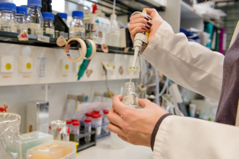 Hand mit Pipette
