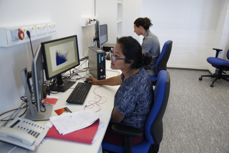Zwei Studierende an Computern
